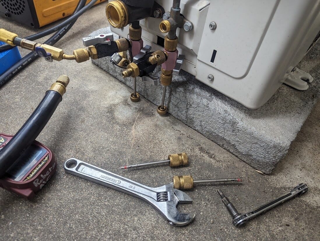 Roberson set of tools on the job of AC Repair